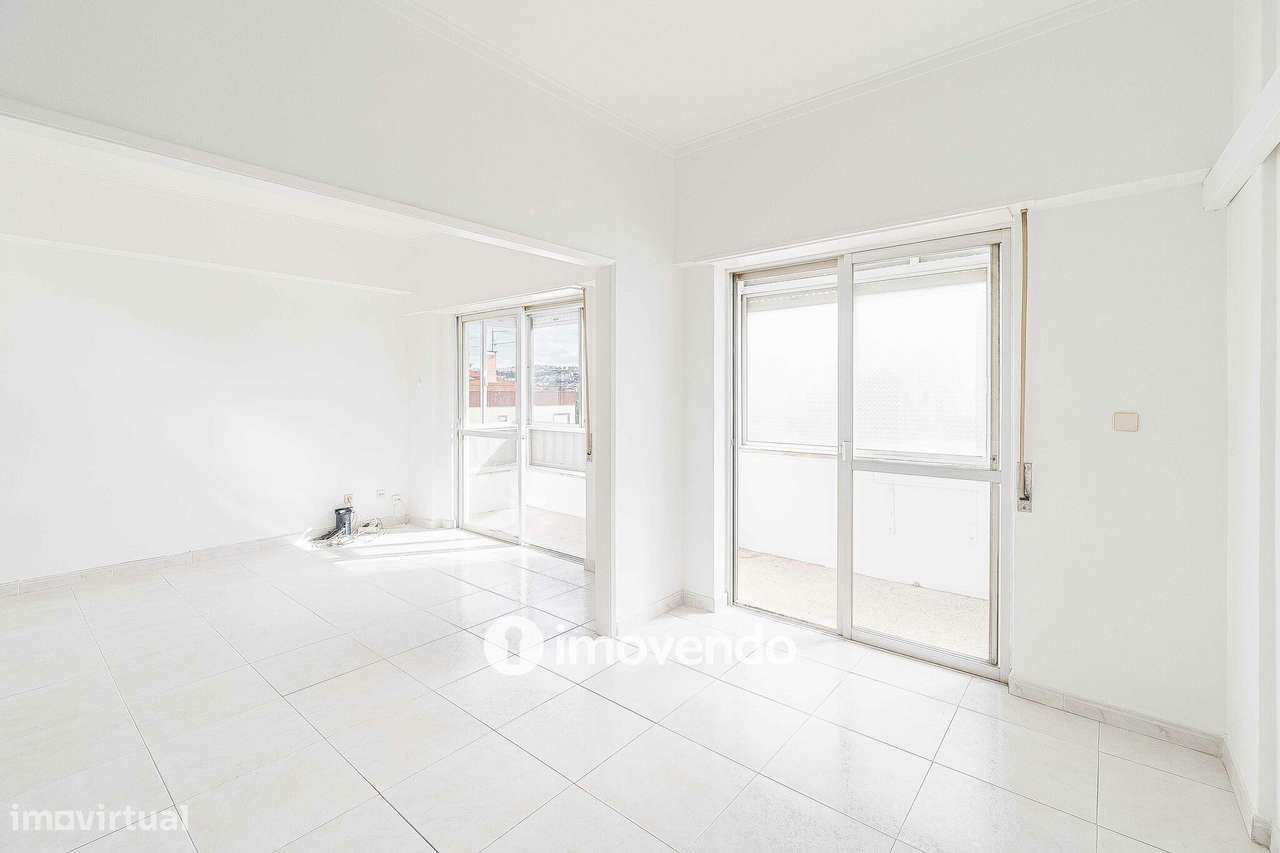 Apartamento T2 com áreas amplas, em Odivelas-1