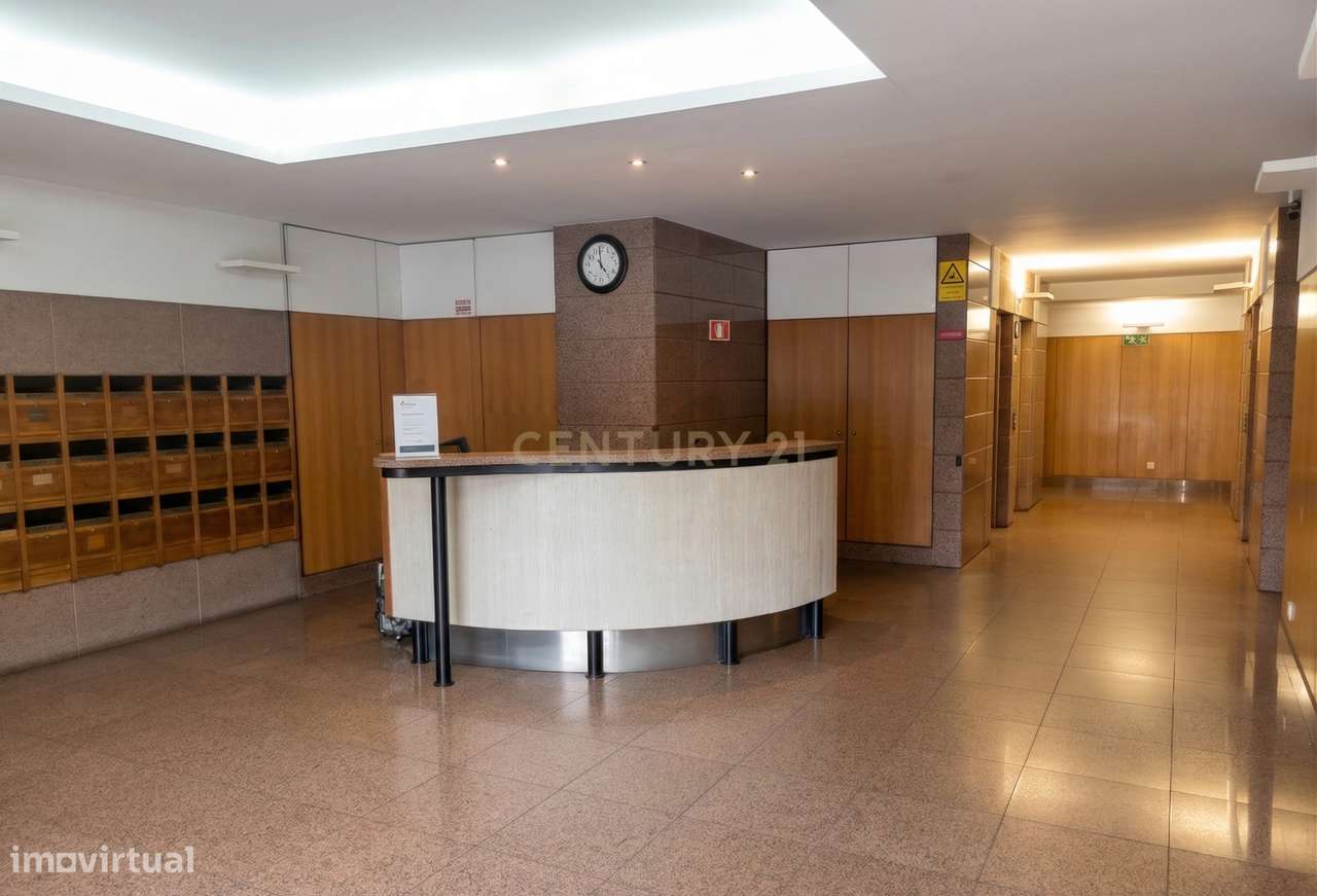 Escritório com Luz, escala e centralidade no 10.º andar de um edifício-2