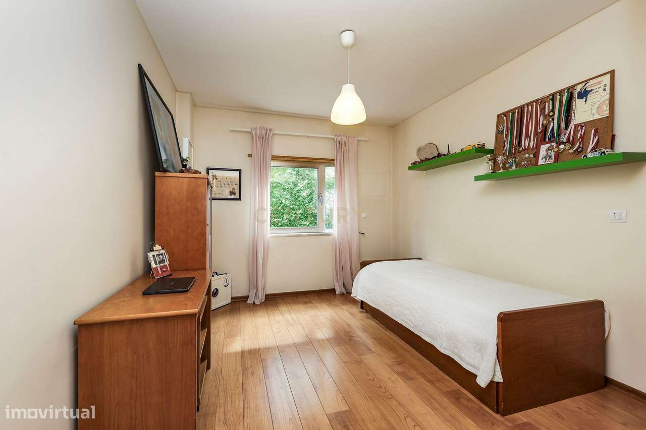 Apartamento T3 com vista panorâmica sobre o Jamor em condomínio fechad-14