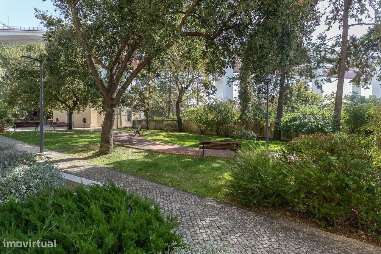 Alcântara | T1 em Condomínio Privado com Piscina, Estacionamento e Seg-13