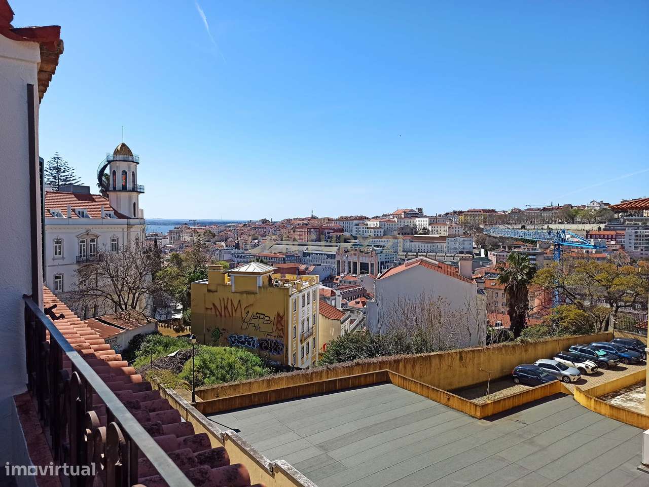 Apartamento com terraço e vista junto ao jardim do Torel-11