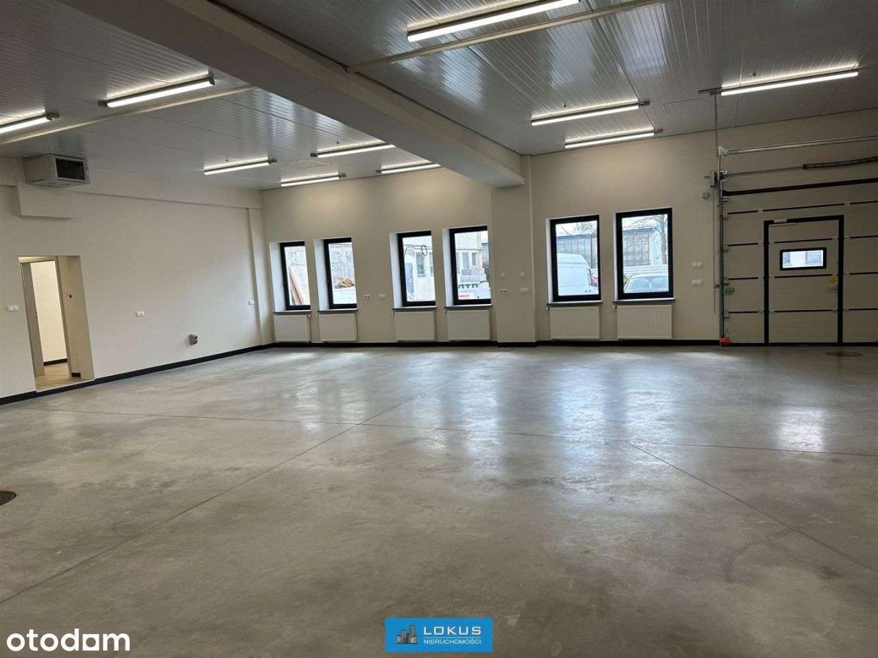 Magazyn z rampą i biurem parking