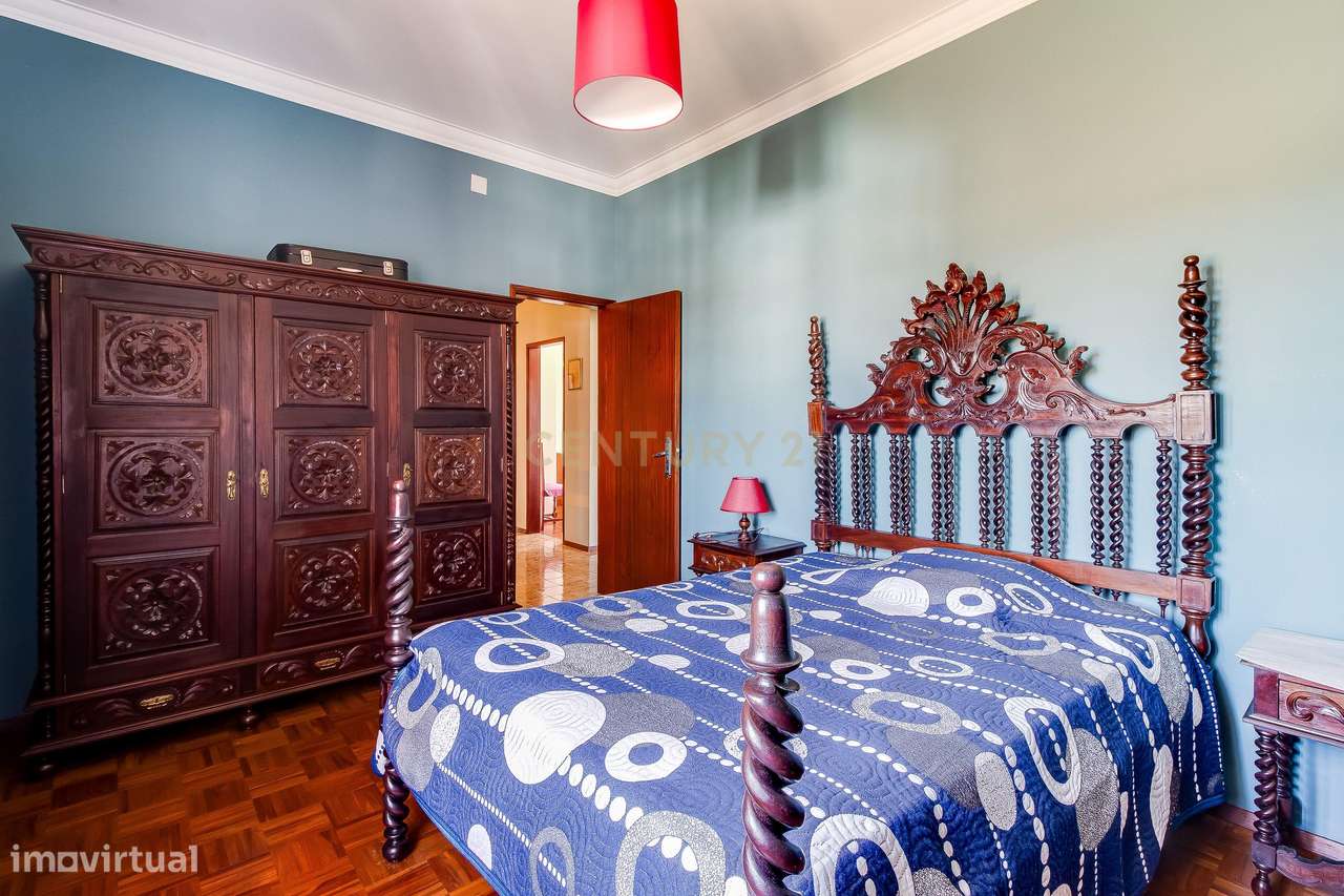 Moradia T4 com Potencial para 2 Frações  Terreno de 8.480 m²  Torres N-38