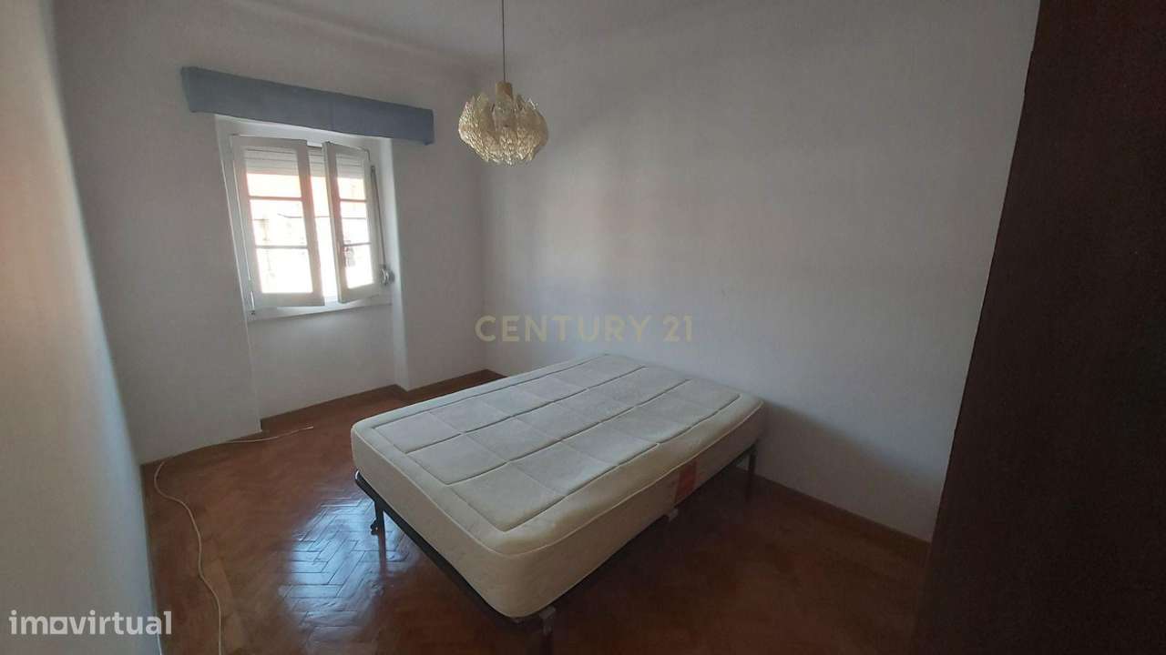 Apartamento T2 em Almada na Av. Nuno Alvares Pereira.-13