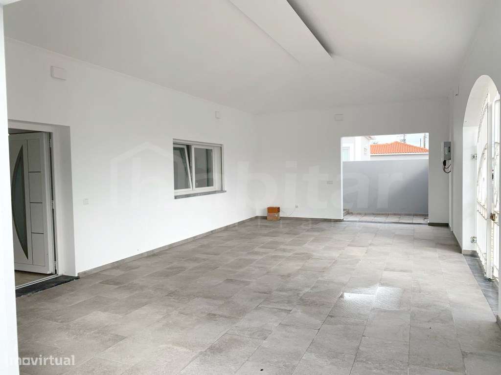 Moradia NOVA com Garagem e Piscina-23