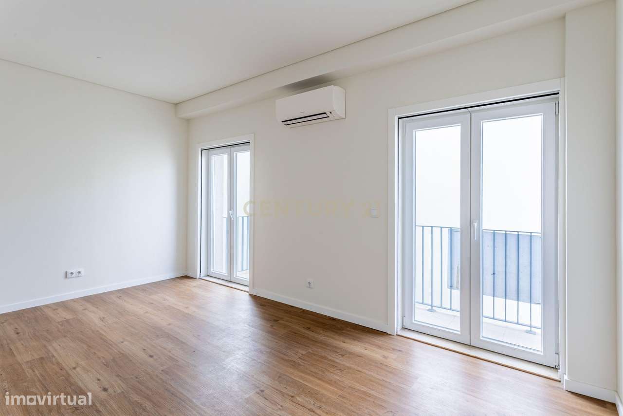 T0 com varanda e vista rio em prédio com charme, no Alto de Santo Amar - Grande imagem: 5/30