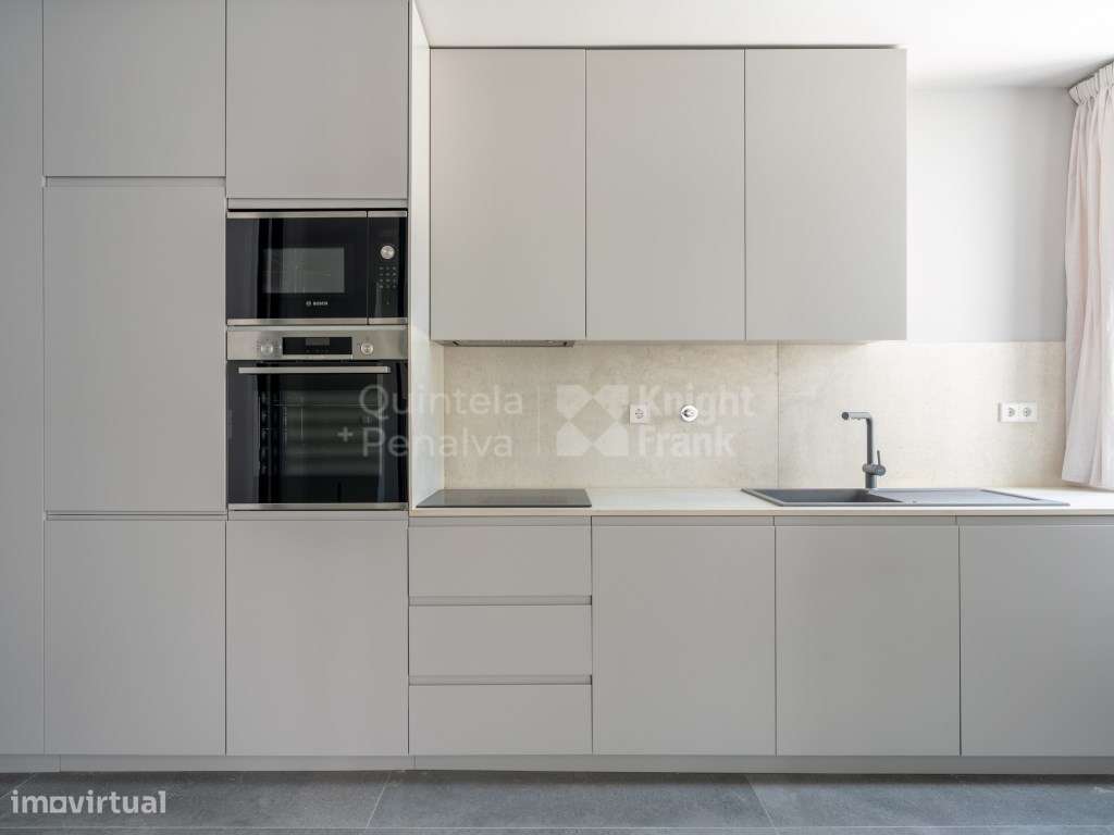 Apartamento T2 duplex com terraço e estacionamento nas Avenidas Novas - Grande imagem: 4/28