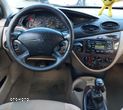 Ford Focus 2.0 Ghia - 32