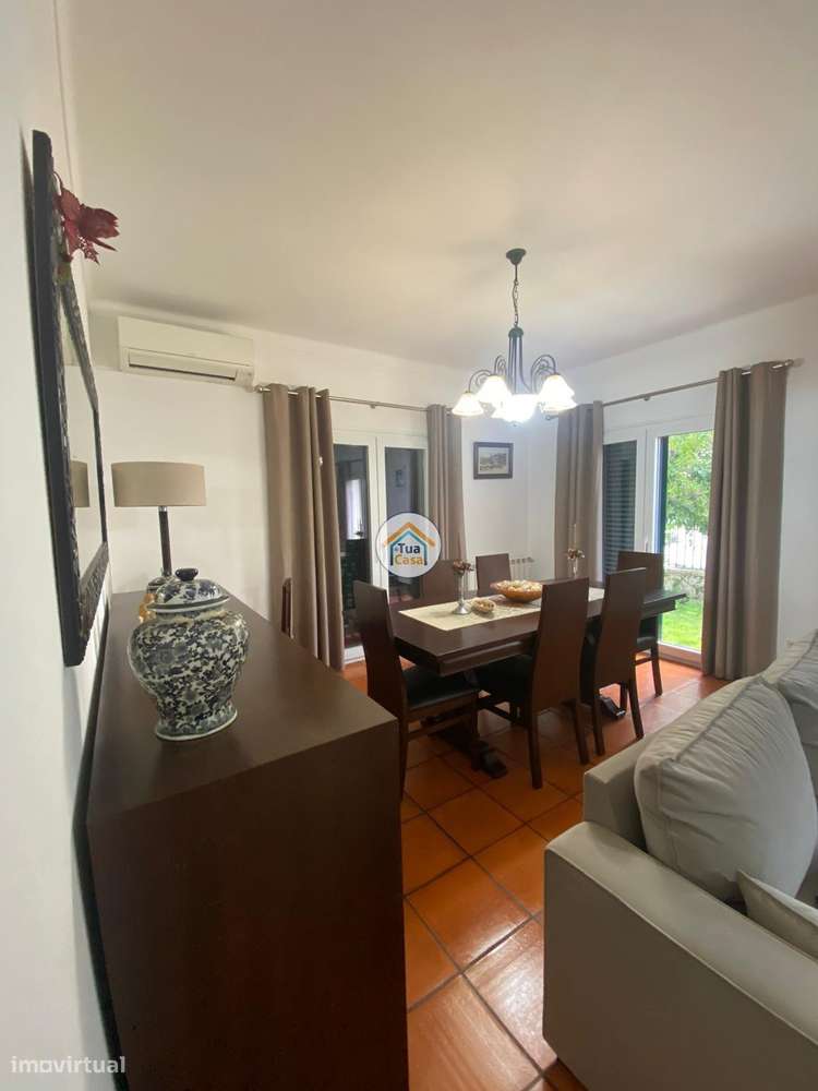 Moradia Geminada  de um dos lados do outro tem entarada e jardim em to-29