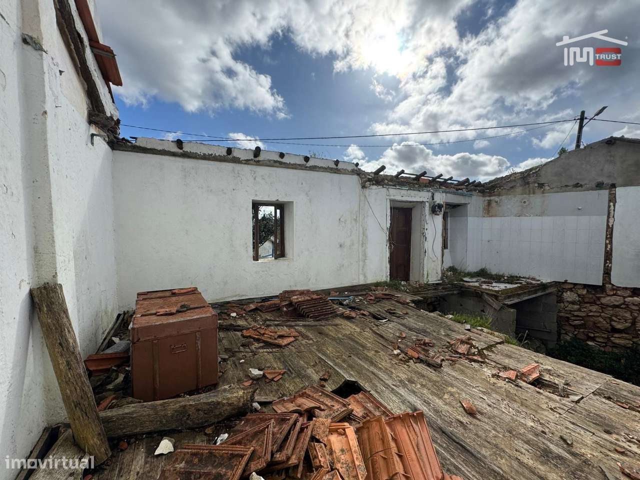 MORADIA T3 PARA RECONSTRUÇÃO E TERRENO URBANO COM 770,50 m² PROXIMO... - Grande imagem: 4/39