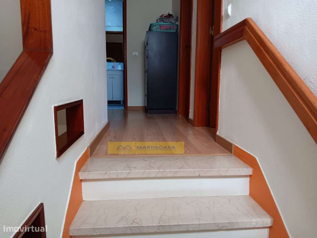 Moradia T4 totalmente remodelada, garagem, sotão e espaço exterior,...-27