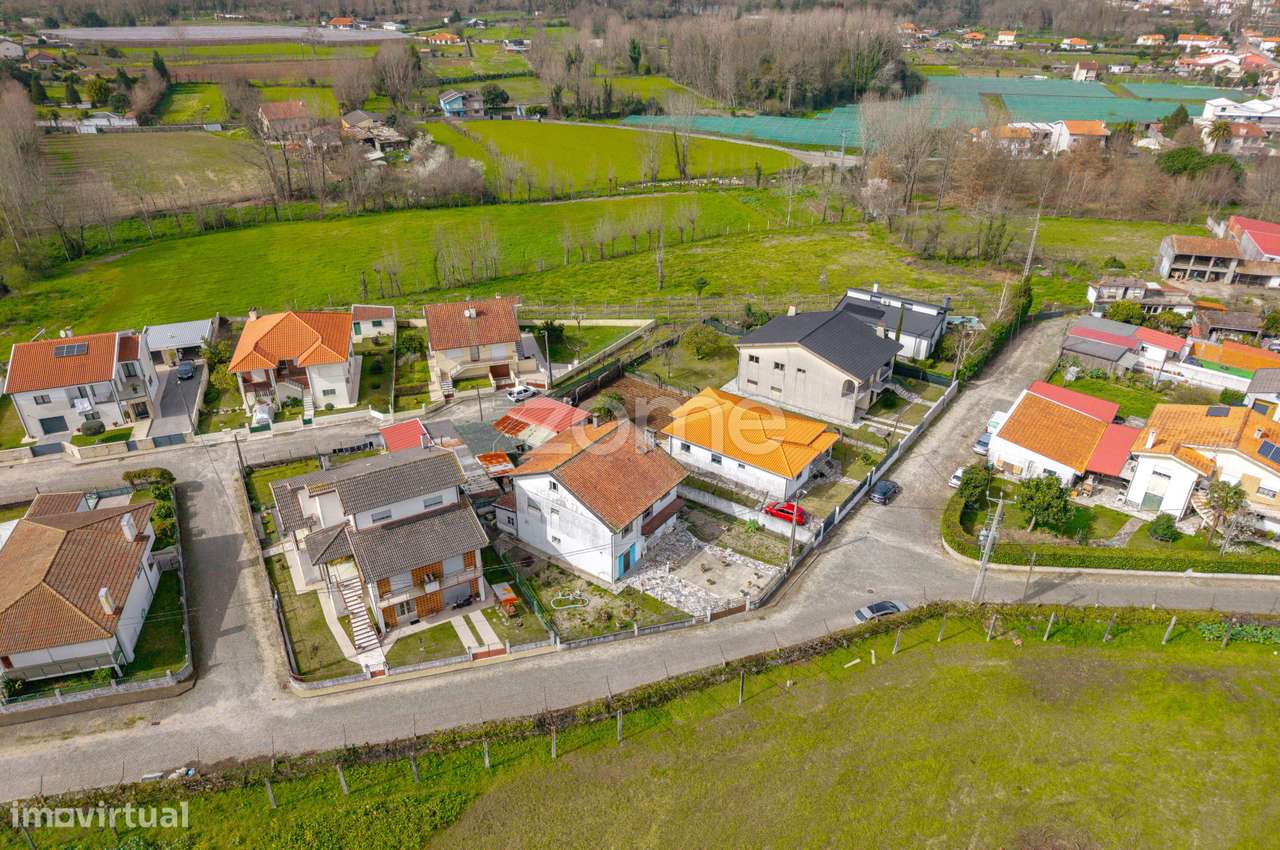 MORADIA T5 ESPAÇOSA COM GRANDE POTENCIAL A 10 MIN DE BRAGA - Grande imagem: 4/60