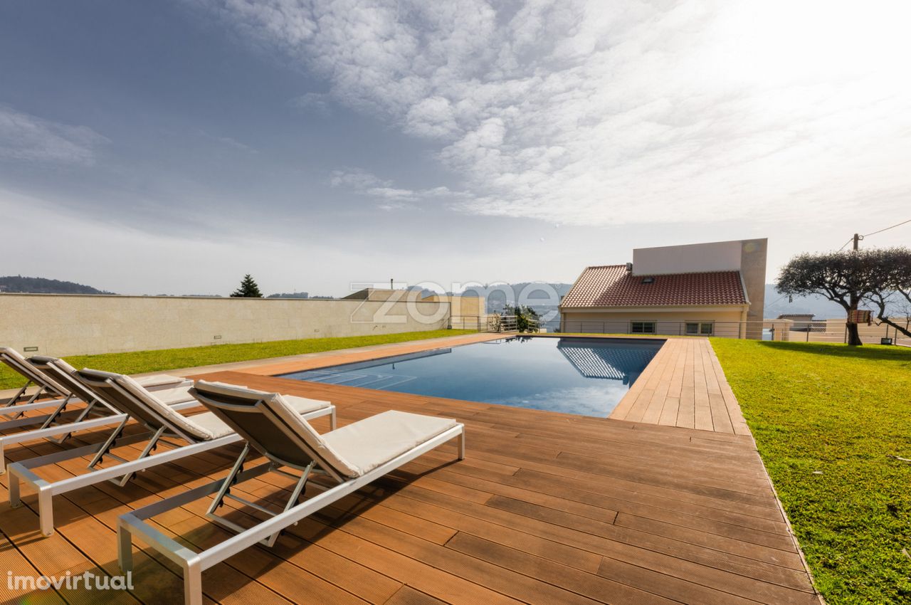 Moradia individual T4 com piscina na Polvoreira - Guimarães