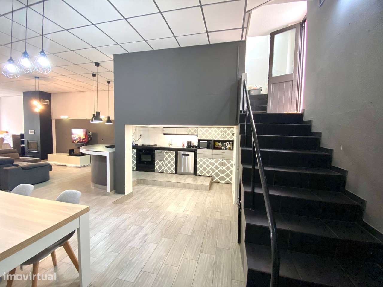 Moradia Geminada T3+3 no Coração da Cidade: Conforto e Sofisticação co - Grande imagem: 3/23