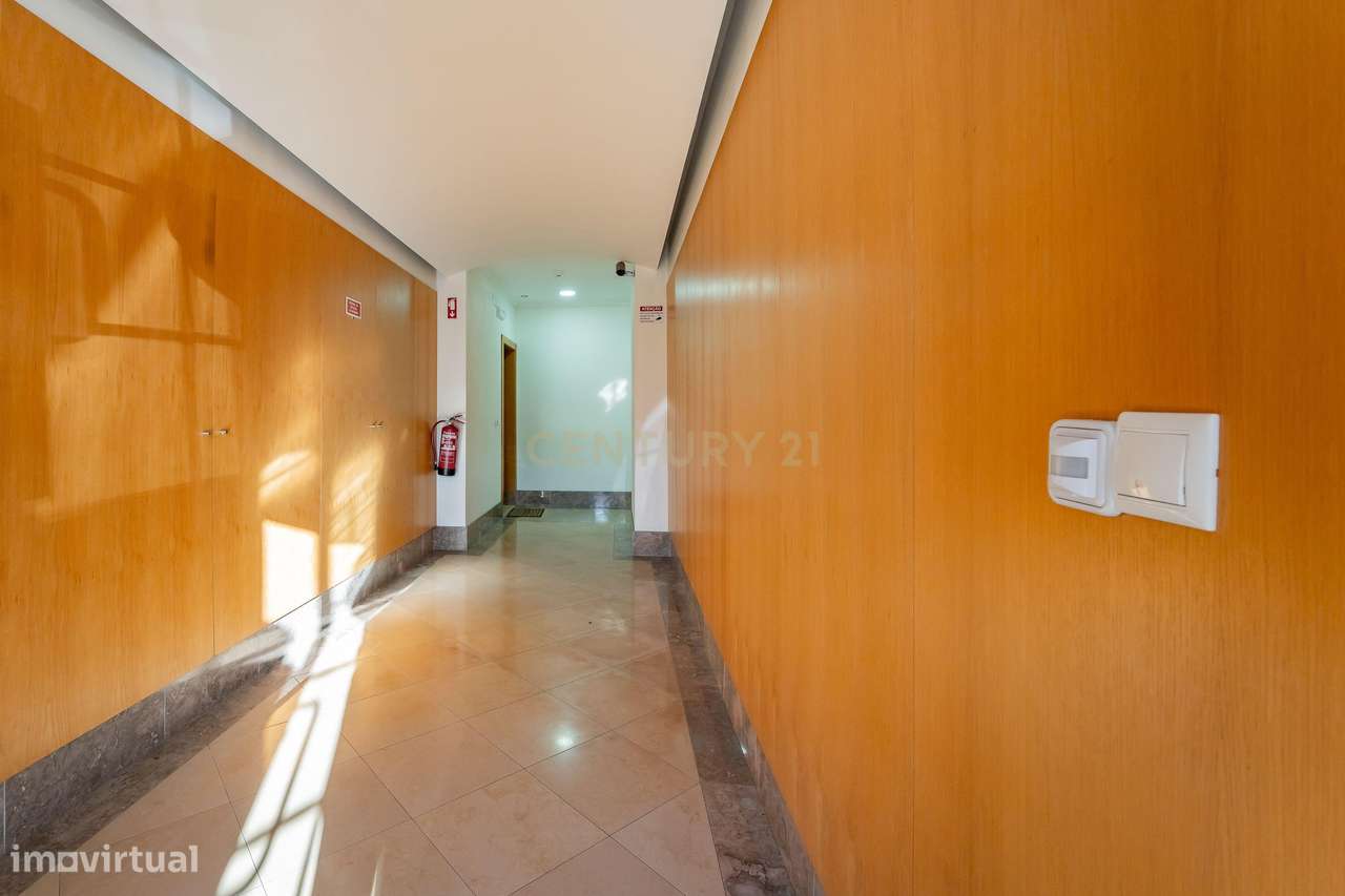 T2 na Urbanização do Neudel em excelente estado.-20