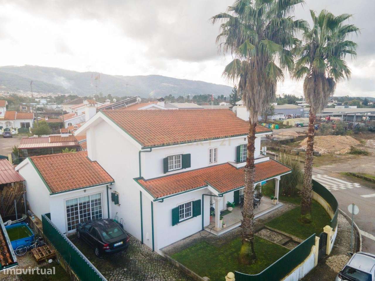 Excelente Moradia T4 com piscina, jardim, garagem e aquecimento centra - Grande imagem: 2/52