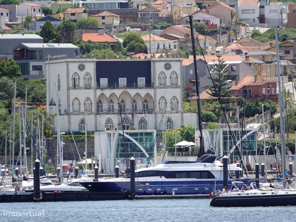 Apartamento T4 com 2 lugares de parqueamento e arrecadação.-40