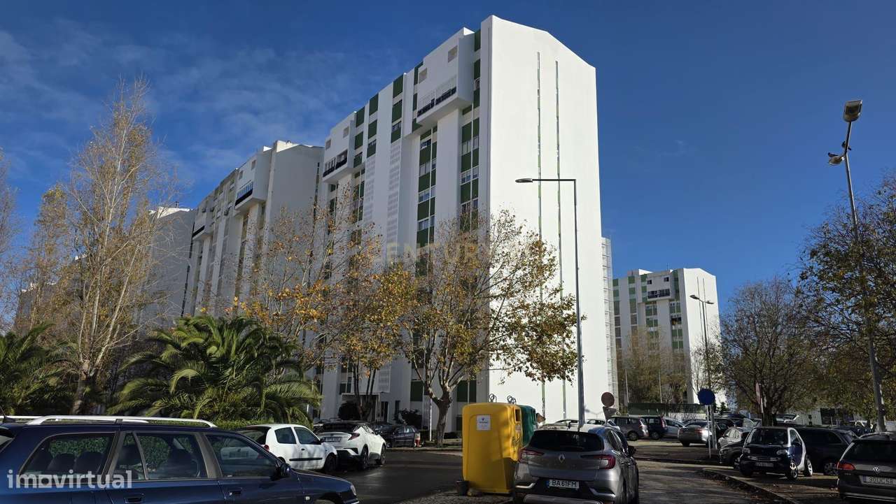 Apartamento T5 Duplex com Vista Panorâmica em Loures-35