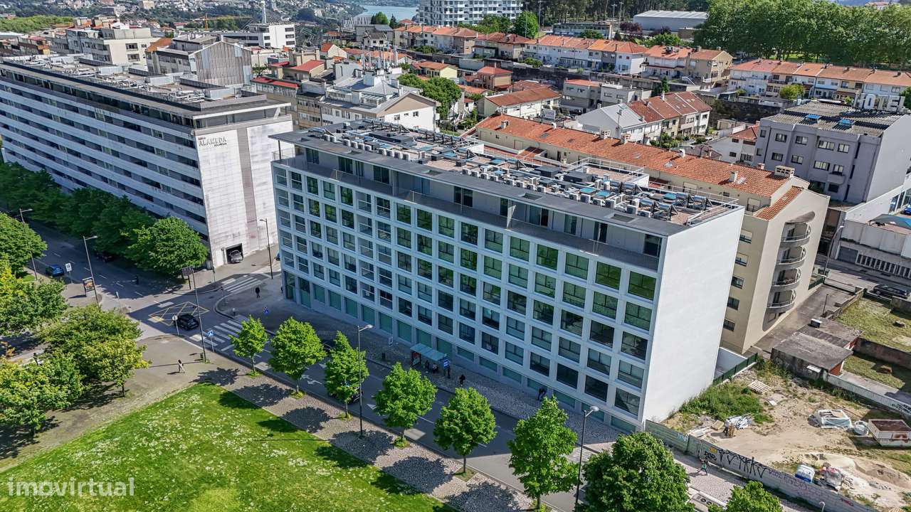 T3 Novo em Condomínio com Jardim, 3 Garagens, Permuta Possível-21