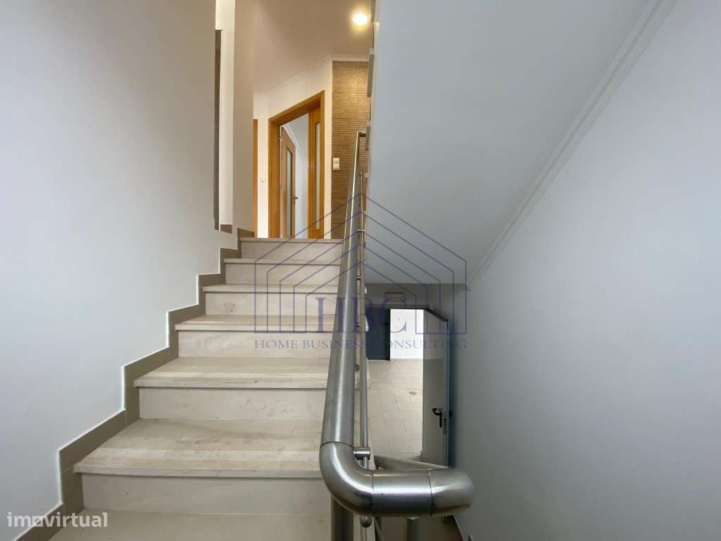 Moradia T5 Moderna e Remodelada no Feijó - Espaço, Conforto e Exclu...-50