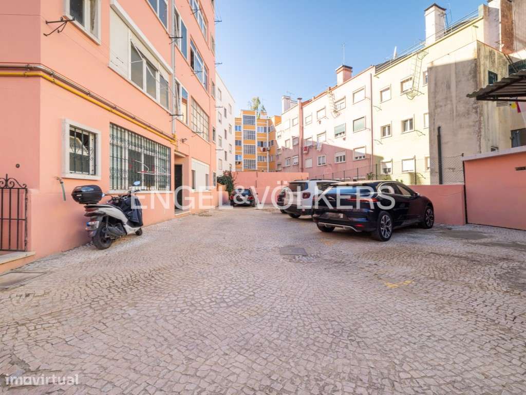 Apartamento para remodelação com estacionamento no Areeiro-21