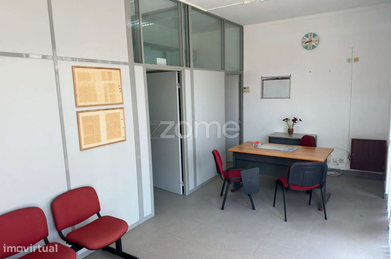Loja de 108 m² com Potencial de Conversão em T3 – Santana, Sesimbra...-3