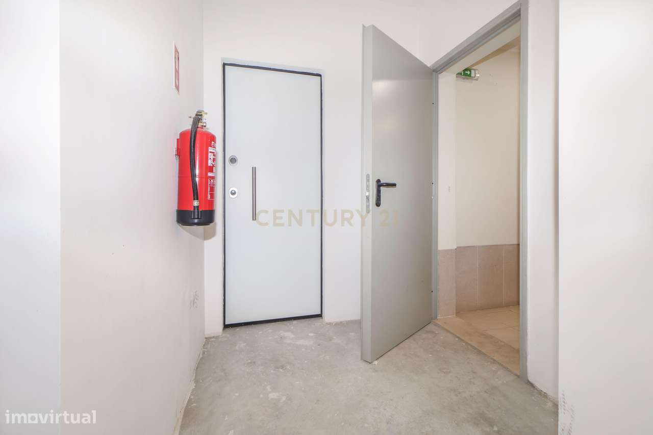 Apartamento T3 | 86 m2 + 14 m2 | Lugar de Garagem | Vista Rio Tejo | A-31