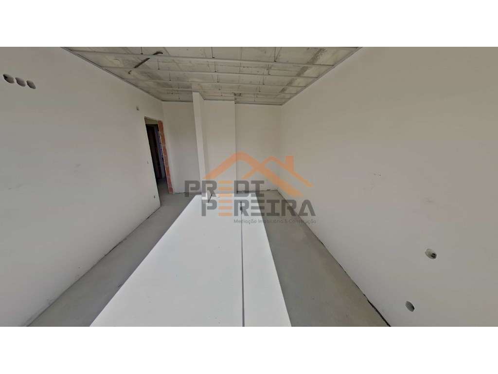 Apartamento T2, localizado em Santo António dos Cavaleiros.-13