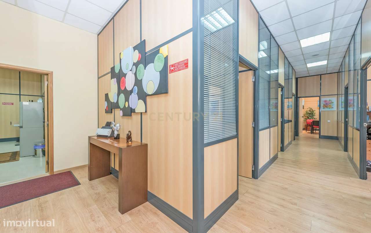 Armazém com Escritórios para Venda – 776 m² | Parque Empresarial em Si-6