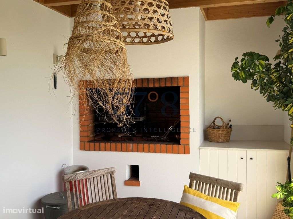 Uma vivenda de 4 quartos com piscina, num terreno de 2 hectares a 10 m-49