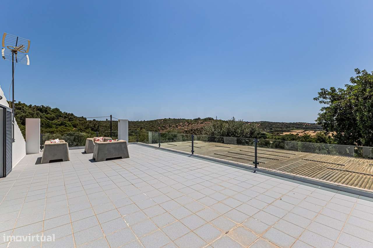 Villa T4 contemporânea à beira do rio no coração do Algarve-46