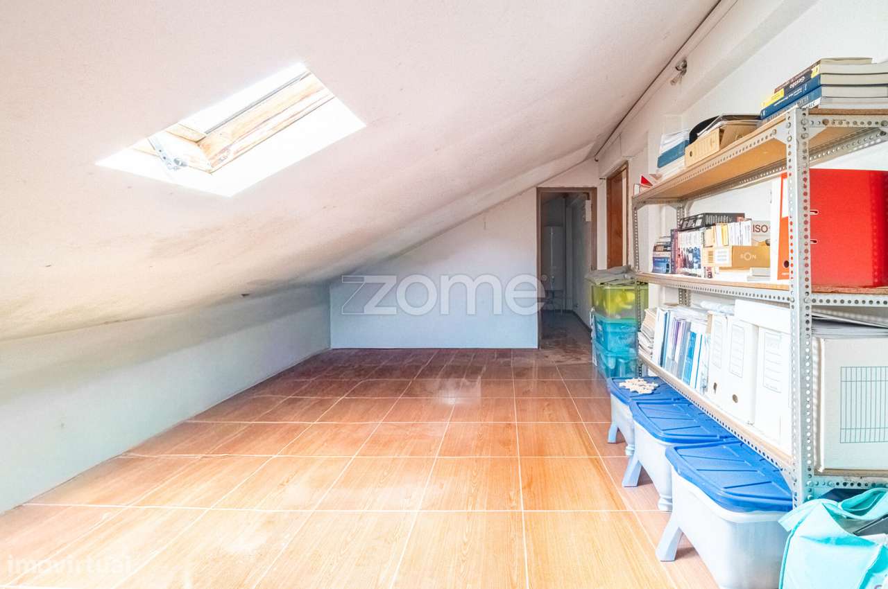 Moradia Geminada T4 com Jardim e Garagem em Zona Tranquila de Camarate-40