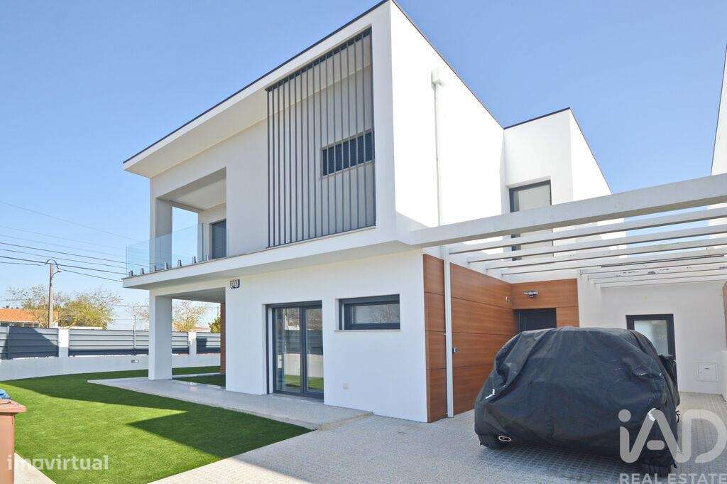 Moradia isolada T4 em Fernão Ferro - Grande imagem: 4/35