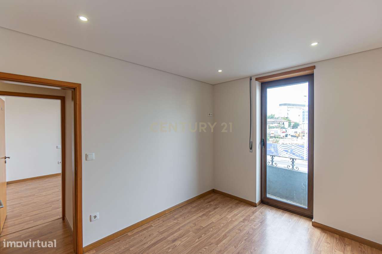 Apartamento T3 com terraço em frente ao metro da Casa da Música-10