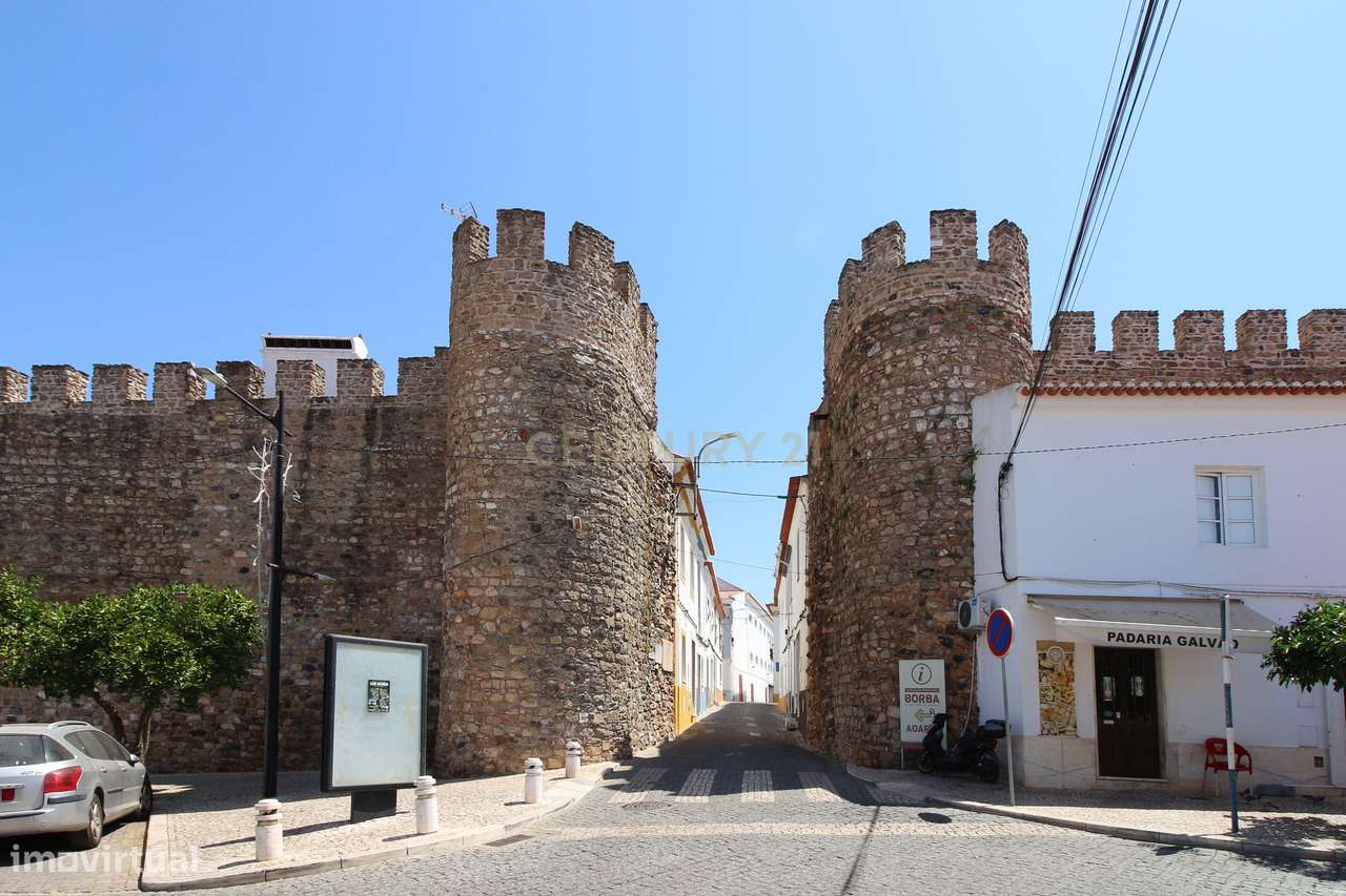 Apartamento e arrumos para venda em Borba-0