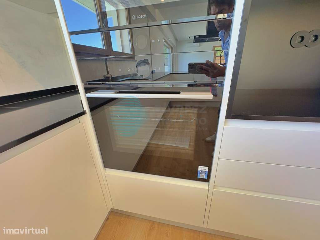 Moradia T4 Independente de Design Contemporâneo com Piscina e Garagem-41