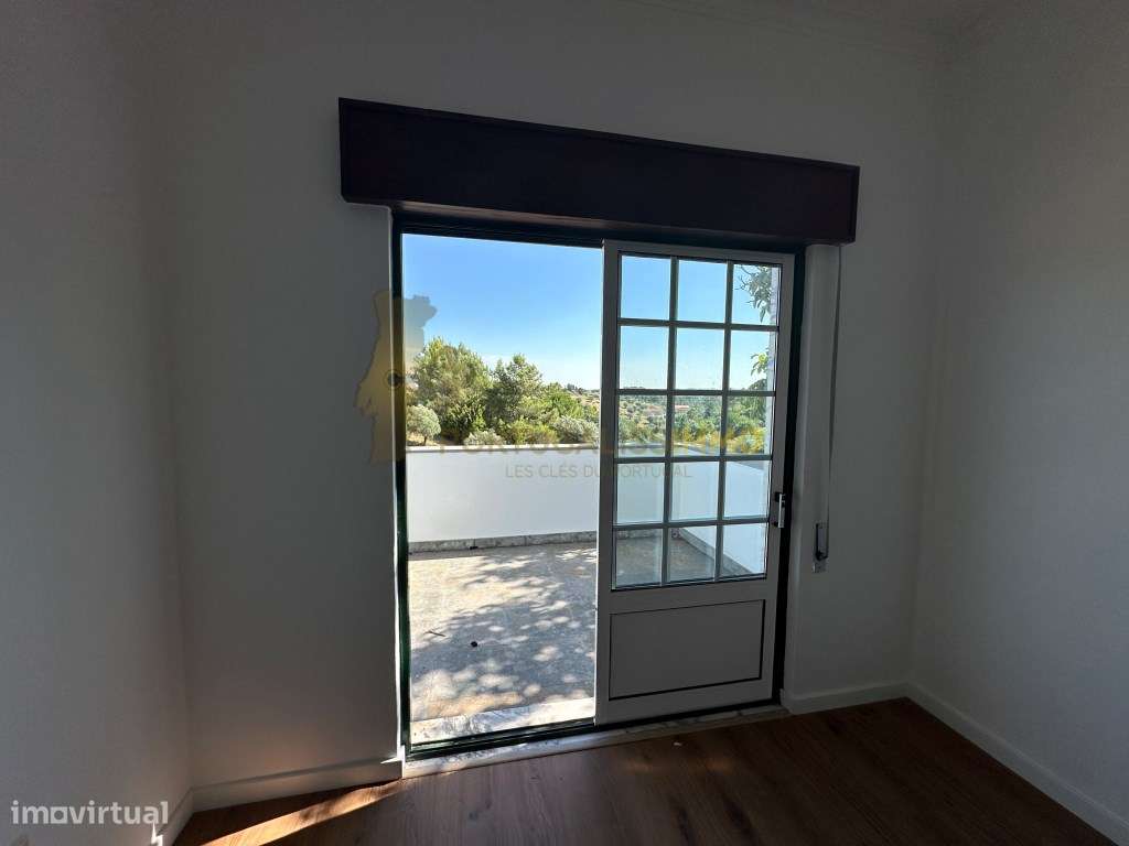 Vende-se: Moradia Familiar Espaçosa e Versátil na Madalena, Tomar.-11