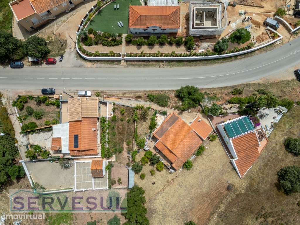 Charmosa moradia de 2 quartos de 121 m², inserida num terreno com 2...-51