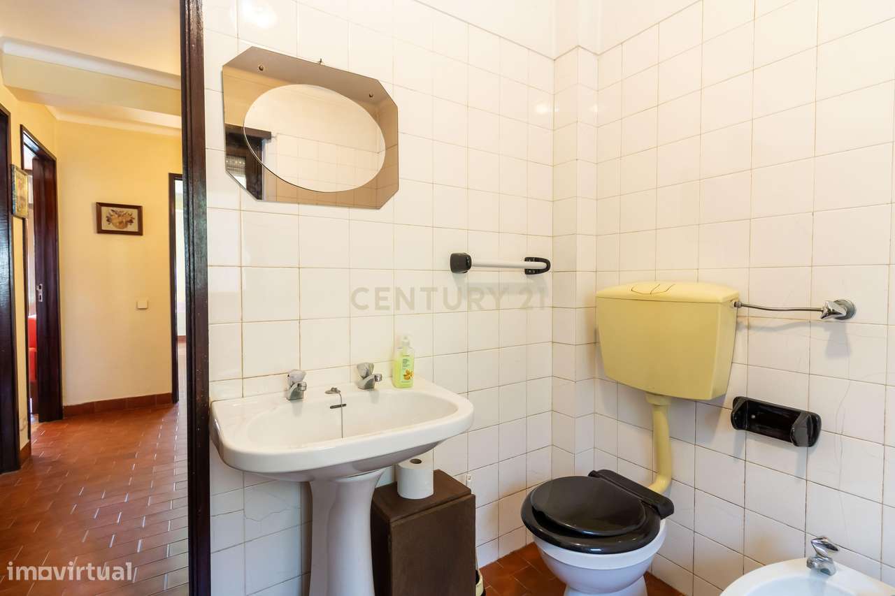 T1 em Caselas com varanda e vista desafogada – Excelente oportunidade-9