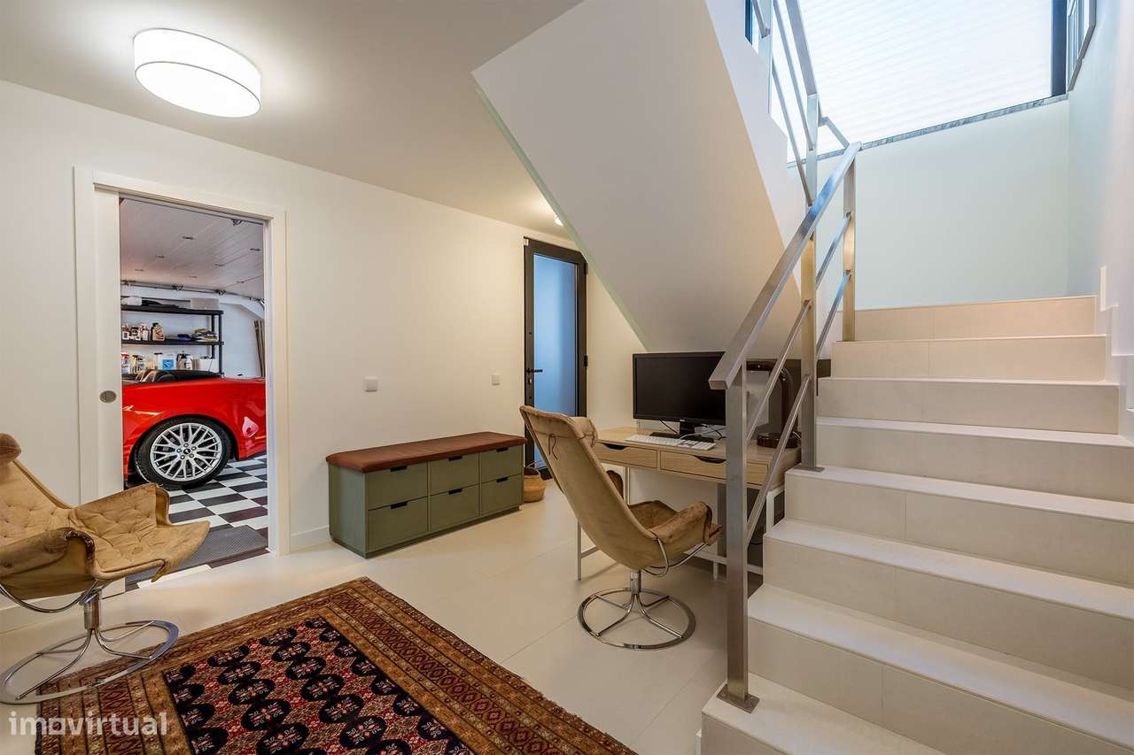 MODERNA E LUXUOSA MORADIA T3 COM PISCINA E GARAGEM PERTO DA MARINA DE-52