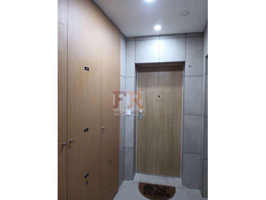 Excelente !!Apartamento T2 Semi- Novo com Varanda e Garagem-27