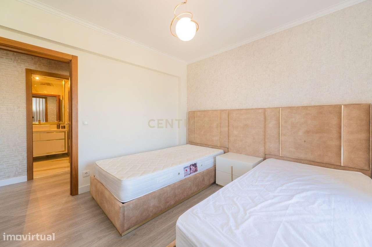 Apartamento T3 com Garagem em Loures-32