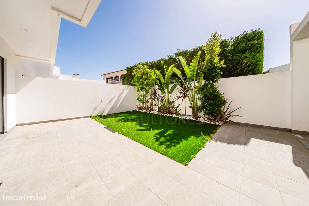 Moradia T3+2 Moderna com Vista Mar e Terraço Panorâmico-26