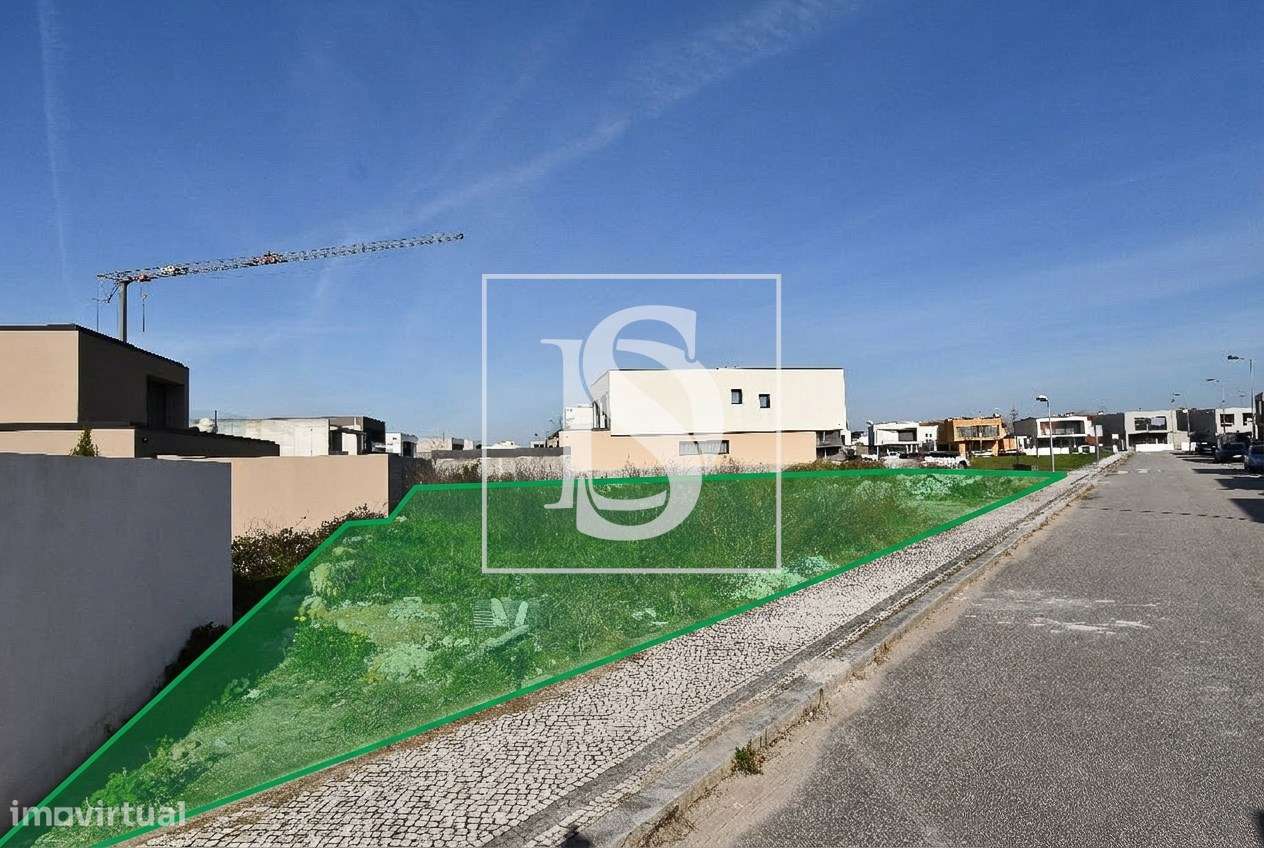 Lote de 597,7 m² c/ Projeto de Moradia Moderna com Piscina | Zona Resi-5