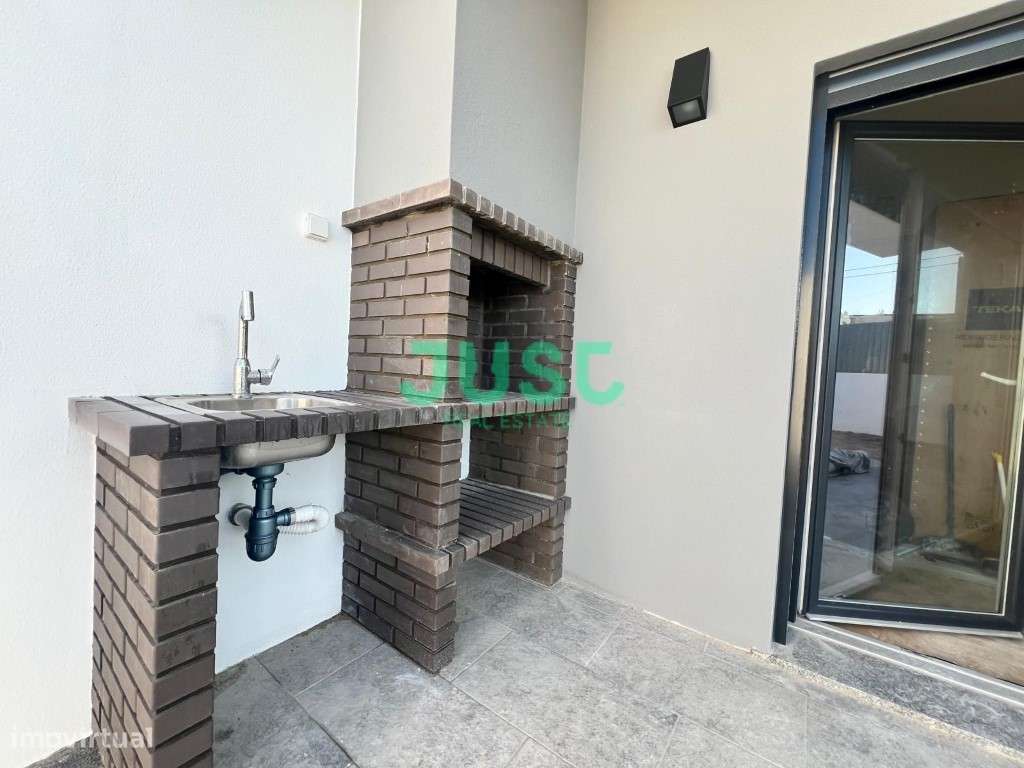 Moradia térrea, T3 + 1 com 2 suítes em Pinhal General - Fernão Ferro.-25