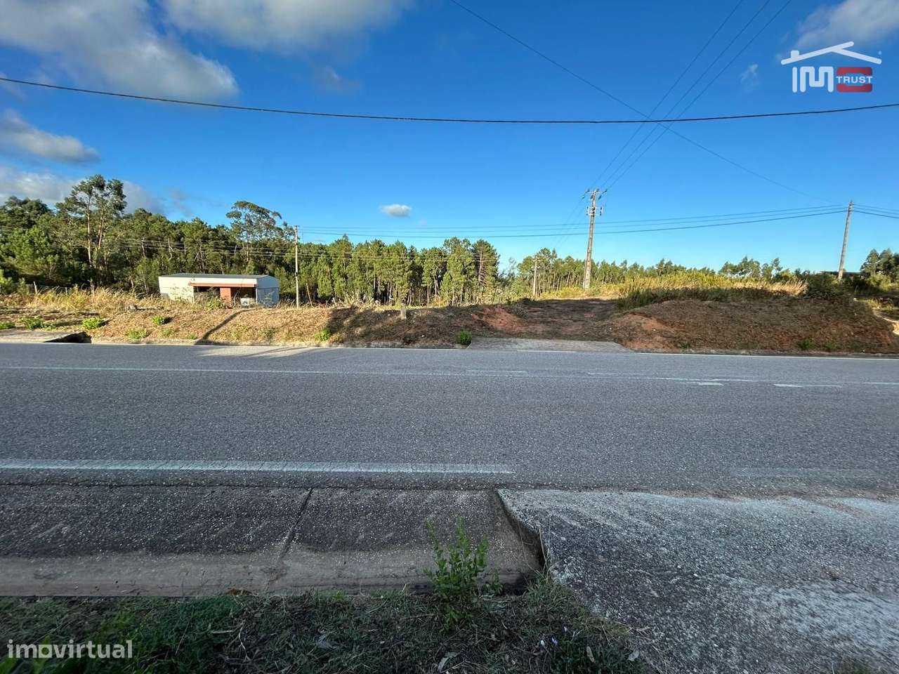 TERRENO COM 1670 m² E UMA ÁREA CONSTRUTIVEL DE 670 m² EM OURÉM - Grande imagem: 5/37