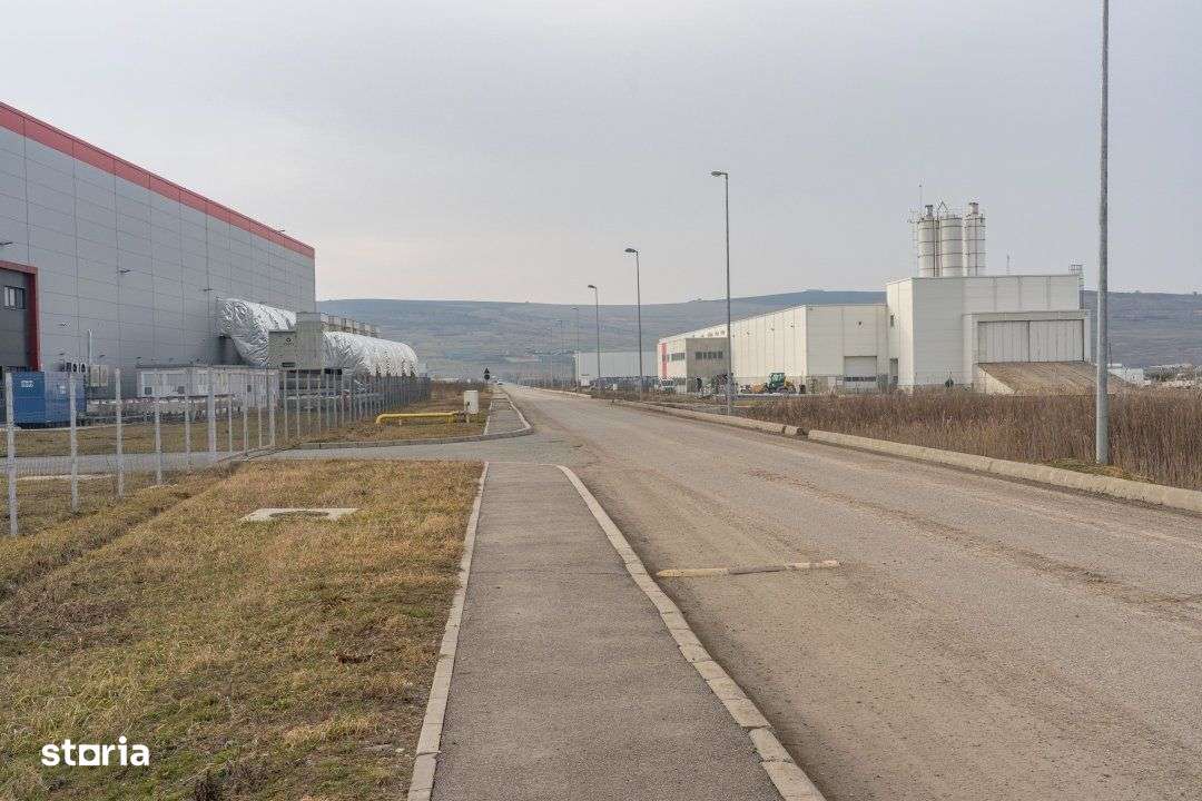 Teren la drum asfaltat, Tetarom III - Imagine principală: 1/3