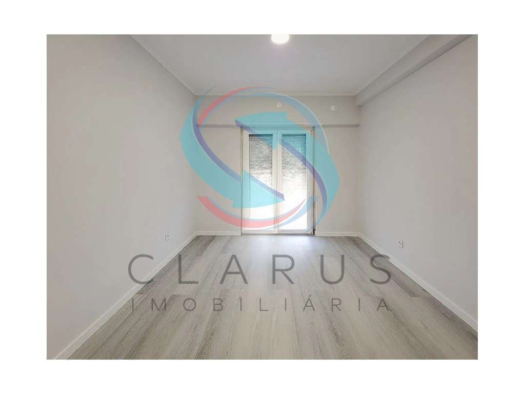 Apartamento T4 totalmente remodelado-10