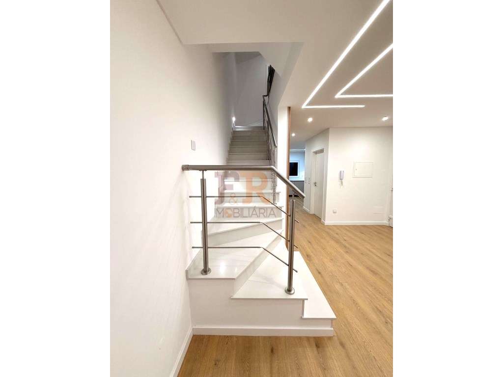 Moradia Geminada Gaveto T3 com Garagem Quinta do Conde-16