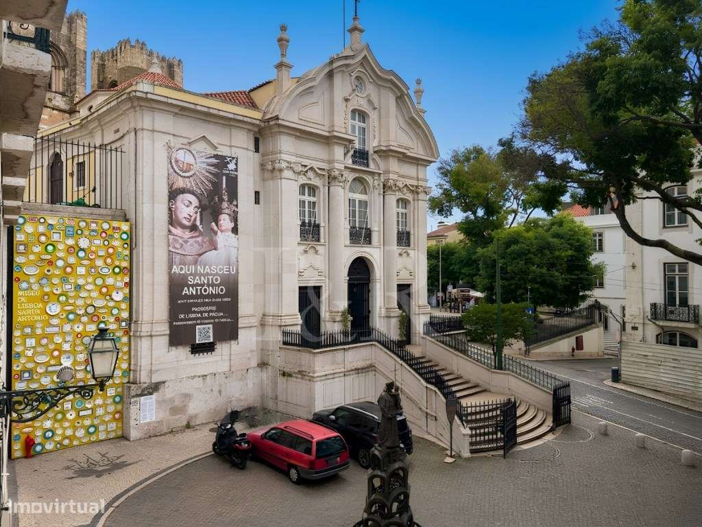 Apartamento T3 renovado no centro histórico de Lisboa-33